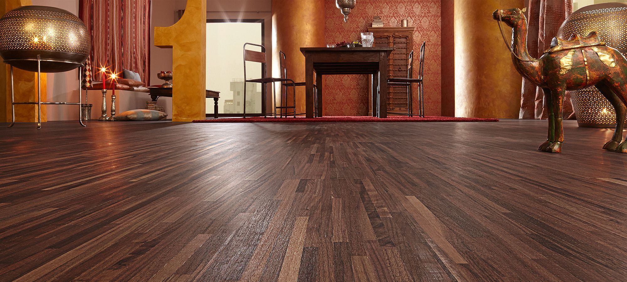 Essbereich mit dunkler Deko